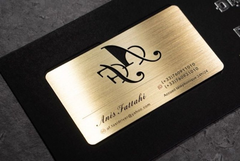In danh thiếp gần đây sử dụng hiệu ứng metalized giúp bề mặt lấp lánh