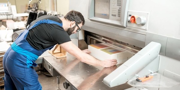 Gia công sau in giúp đảm bảo chất lượng màu sắc và độ bền của menu