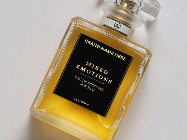 Chất liệu cao cấp của decal xi vàng giúp tăng sự sang trọng cho sản phẩm