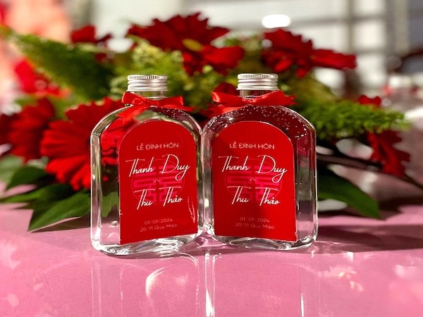 Thiết kế nhãn chai nước đám cưới hiện đại và trẻ trung với tone màu rực rỡ