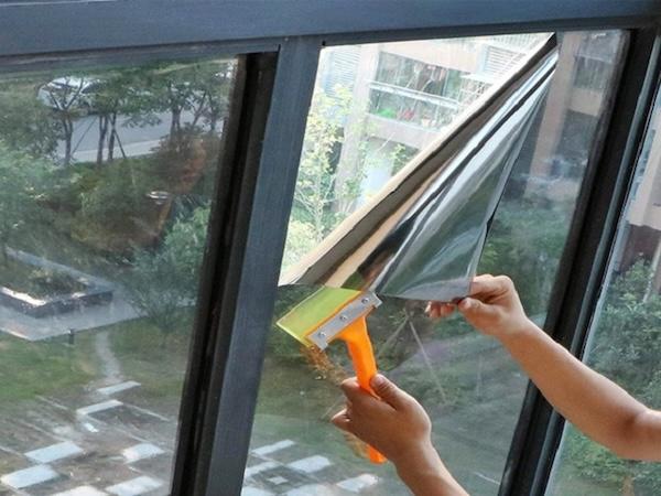 Dán decal từ từ và kiểm tra kỹ lưỡng để tránh tạo bọt khí hoặc nhăn