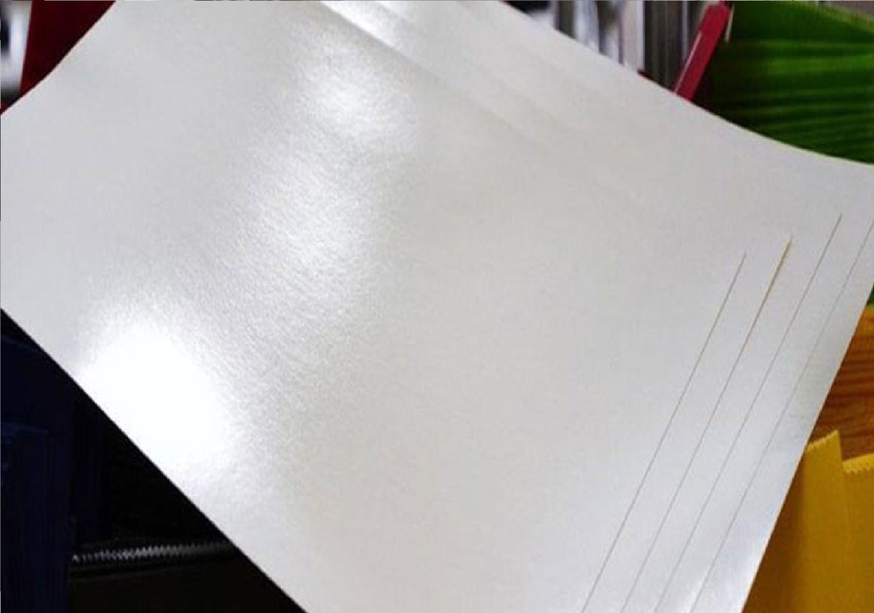 Giấy Crystal là vật liệu thường được sử dụng để in poster nhờ độ bóng tốt