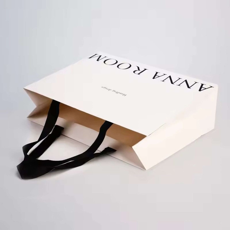 Mẫu túi giấy thời trang cao cấp với gam màu trắng tinh tế, tạo nên vẻ sang trọng