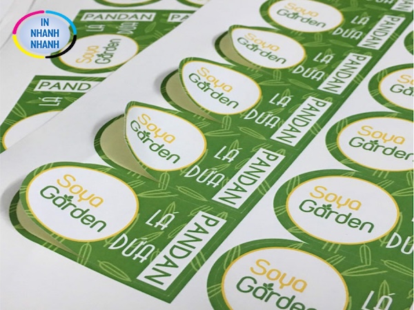 Chất liệu bền bỉ giúp decal logo giữ màu lâu dài