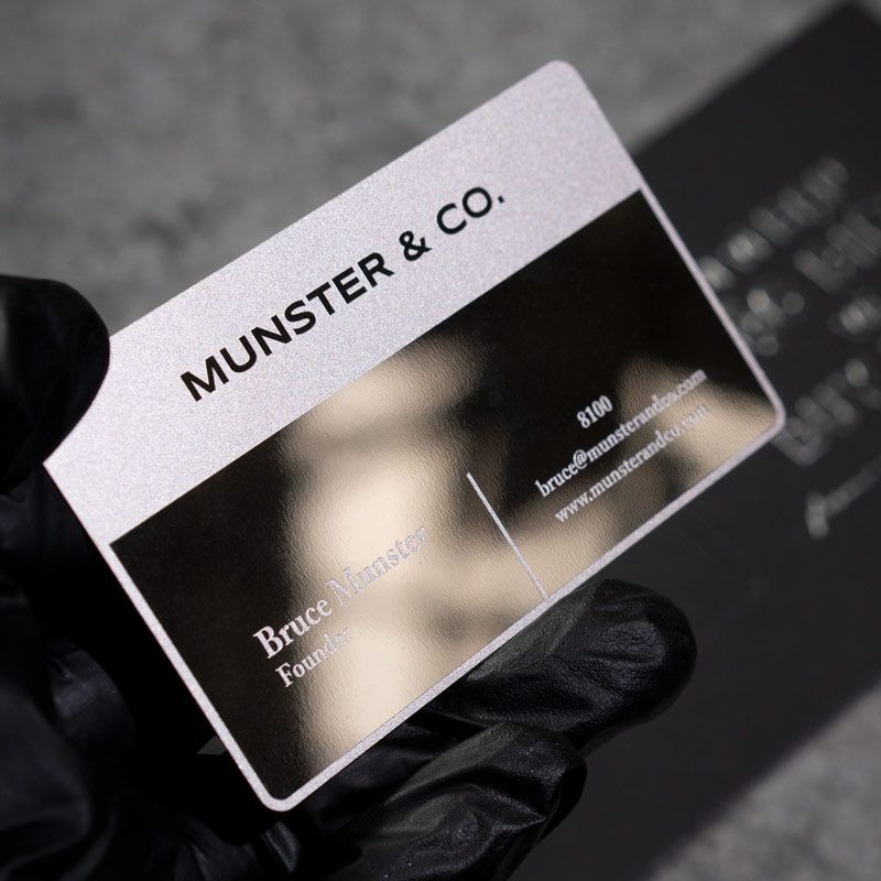 Mẫu name card cán màng bóng sang trọng màu bạc, sang trọng, hiện đại