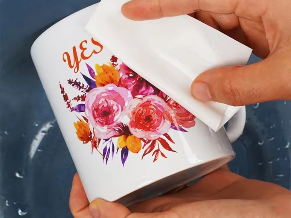 Giấy in chuyển nhiệt sẽ được ép lên bề mặt vật liệu bằng máy ép nhiệt