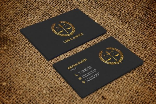 Mẫu card visit luật sư màu đen sang trọng với biểu tượng cán cân công lý mạ vàng
