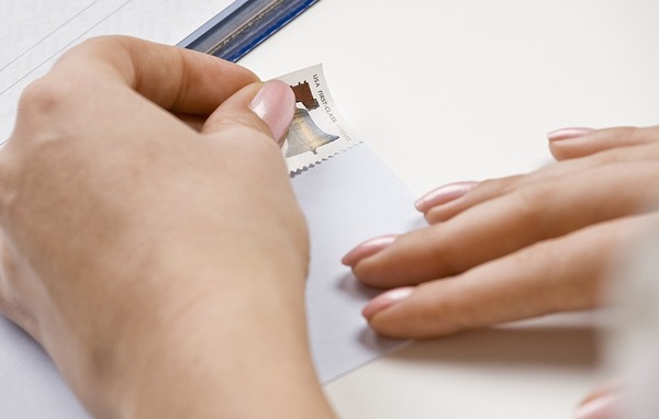 Dán tem vào vị trí thích hợp trên phong bì