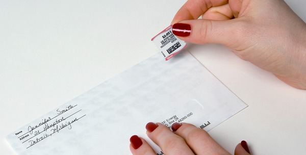 Tìm hiểu phong bì dán tem là gì, đặc điểm và lợi ích khi sử dụng phong bì dán tem