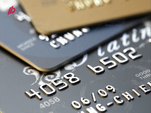 Thẻ hội nghị cao cấp với thiết kế dập nổi là điểm nhấn cho sự kiện mang tính quốc tế