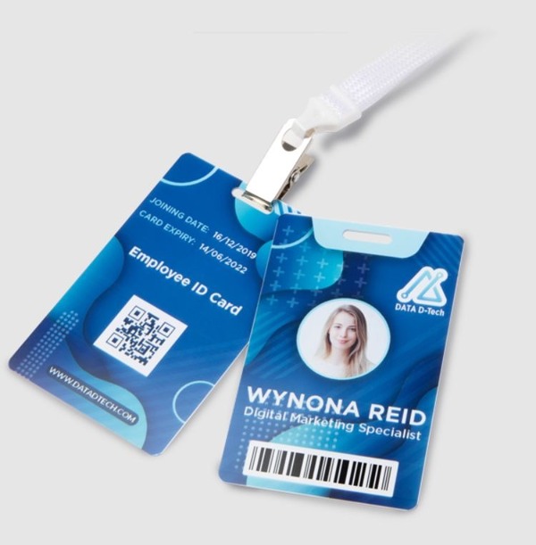 In phun kỹ thuật số cho phép tùy chỉnh nội dung trên thẻ một cách linh hoạt, tuy nhiên độ bền màu không quá tốt