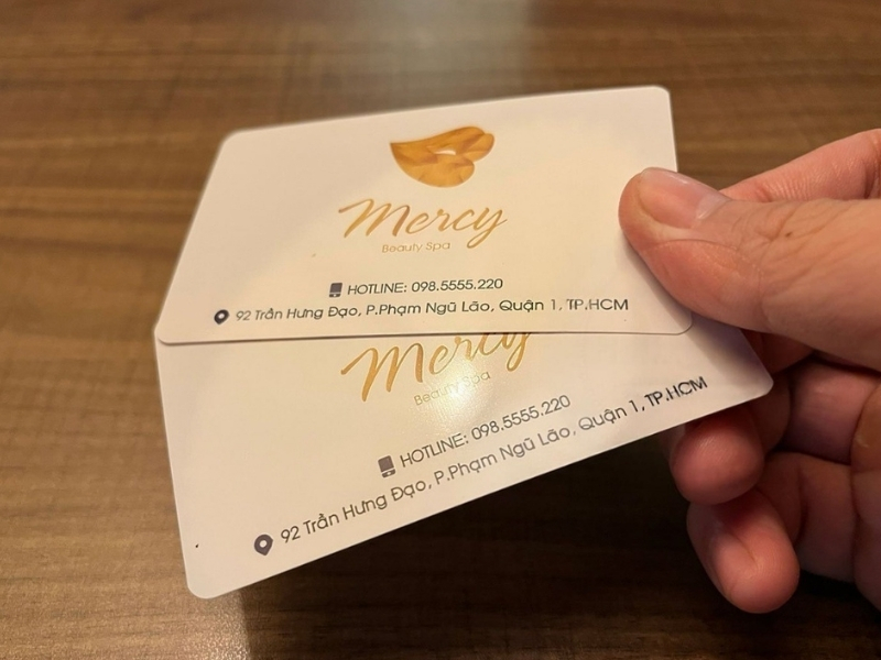 Name card với gam màu vàng ánh kim mang đến cảm giác cao cấp và tinh tế