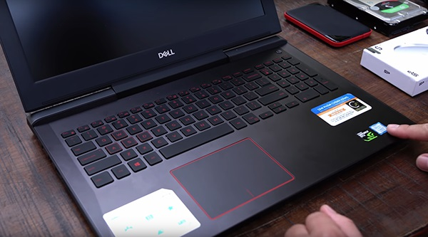 Tem bảo hành laptop được dán ở các vị trí khác nhau