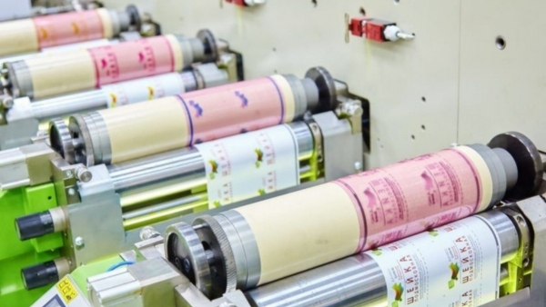 Các tấm phim sau khi được in ra sẽ được dán lên bản in và đưa vào máy phơi