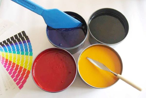 Mực in UV là giải pháp in ấn hiện đại bền đẹp và ứng dụng trên nhiều chất liệu