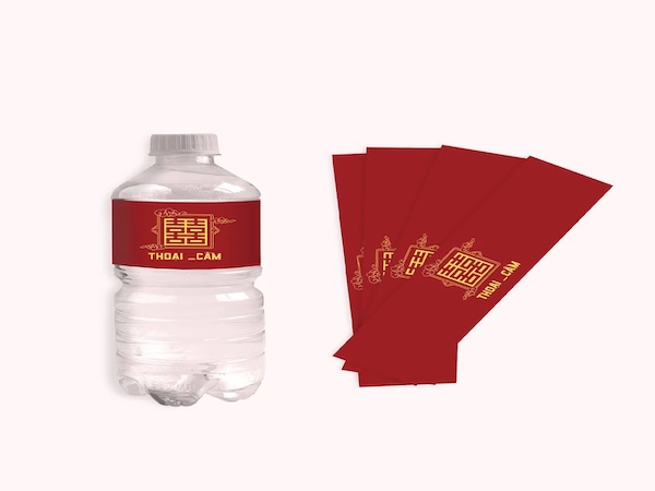 Mẫu nhãn chai nước đám cưới thủ công độc đáo, in trên giấy kraft mang lại vẻ đẹp mộc mạc và gần gũi