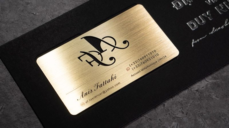Mẫu name card kim loại cán màng bóng sang trọng, khắc logo tinh xảo