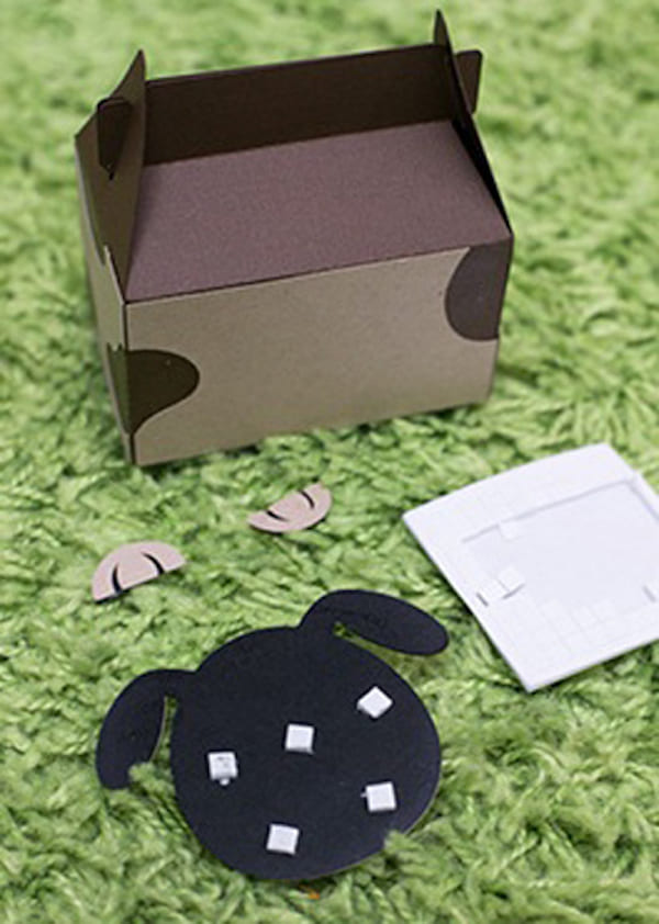 Dán mặt chú cún lên trên hộp bánh