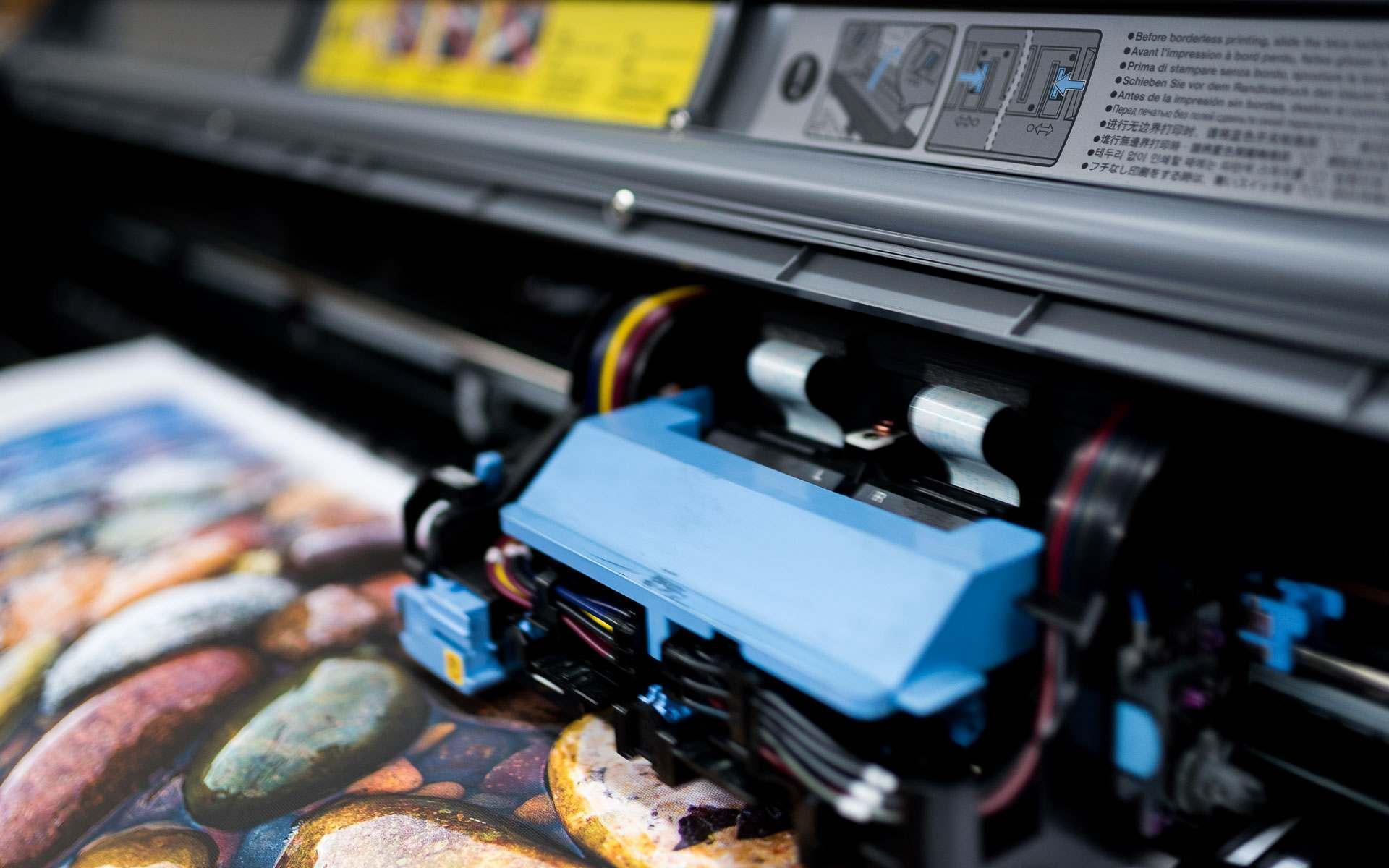 In kỹ thuật số có độ linh hoạt cao, giúp doanh nghiệp dễ dàng tùy chỉnh thiết kế theo nhu cầu thực tế