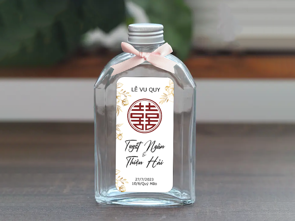 Mẫu nhãn chai nước đám cưới tinh tế với họa tiết đơn giản, tạo điểm nhấn nhẹ nhàng nhưng đầy ấn tượng