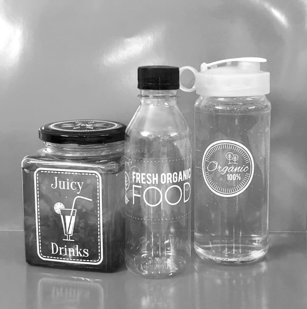 In decal trong mực trắng dán lên chai nước