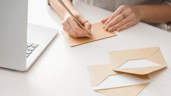 Viết phong bì đám cưới có thể hài hước nhưng vẫn đảm bảo sự chuyên nghiệp