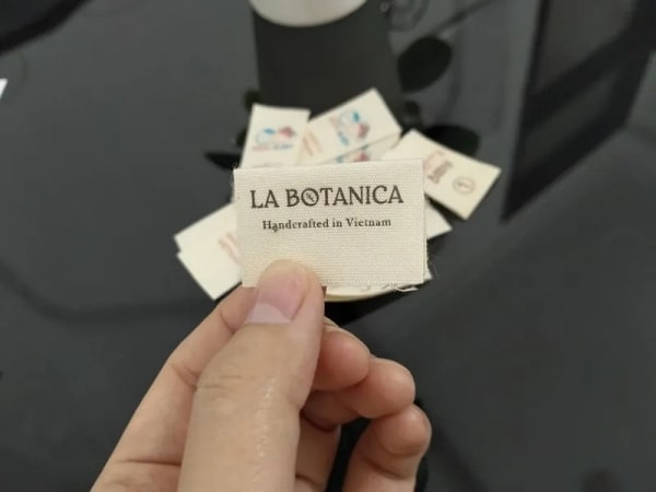 Chọn chất liệu phù hợp khi chuẩn bị in mác quần áo