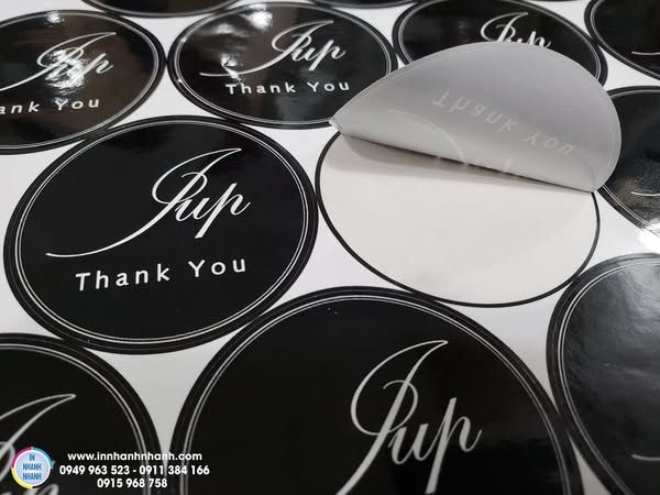 In Nhanh Nhanh chuyên thiết kế đa dạng mẫu in tem dán chai nhựa đẹp, sắc nét