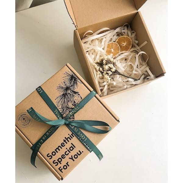 Hộp bánh nắp gài trang trí ruy băng