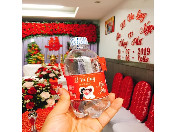 Nhãn chai nước đám cưới với họa tiết chibi độc đáo