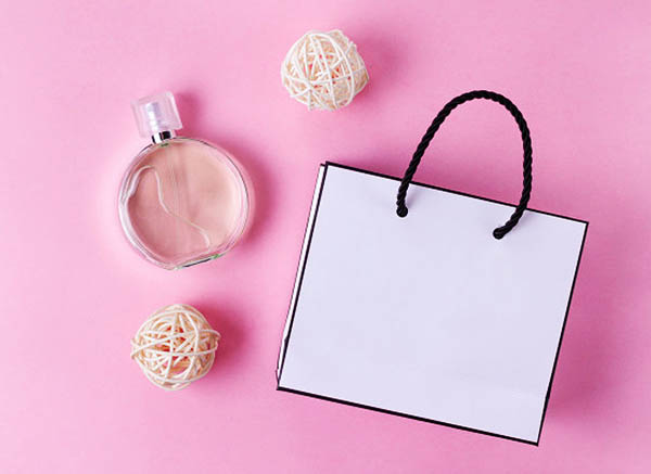 Túi giấy đựng mỹ phẩm trắng viền đen đơn giản, thích hợp in ấn logo, tên thương hiệu