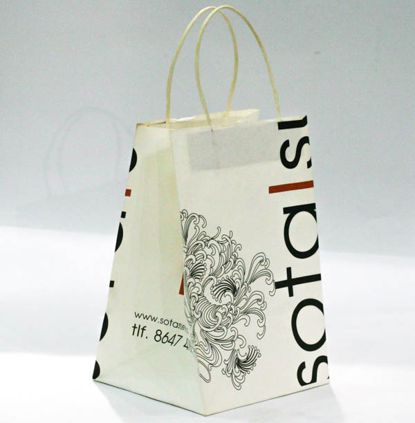 Túi giấy kraft trắng dáng đứng in thông tin liên lạc bên hông túi