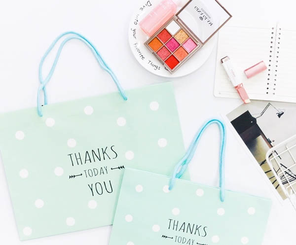 Mẫu túi giấy xanh pastel với họa tiết chấm bi và lời cảm ơn