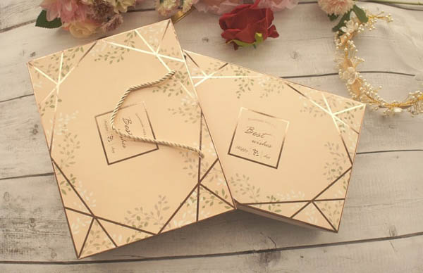 Túi giấy đựng quần áo vàng kim