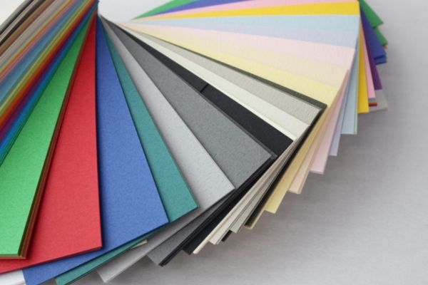 Giấy mỹ thuật màu sắc đa dạng