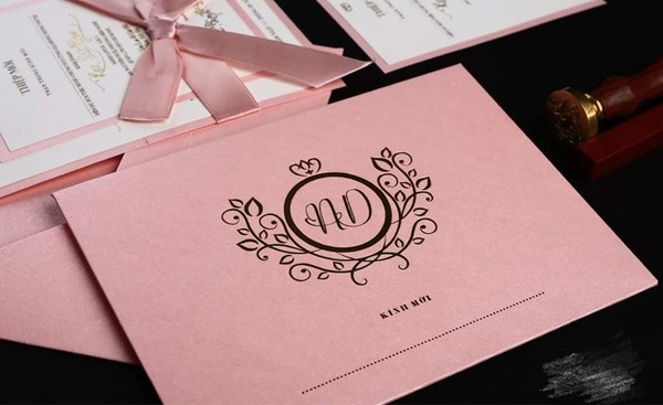 Mẫu thiệp cưới với tone màu hồng đơn giản, nhẹ nhàng