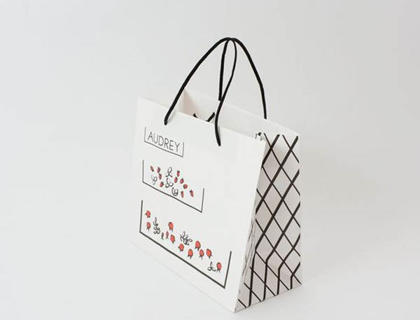 Túi kraft trắng kẻ ô in họa tiết hoa hồng