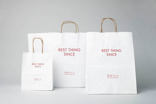 Túi kraft trắng in slogan và thương hiệu doanh nghiệp với màu đỏ nổi bật