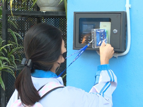 Dùng thẻ sinh viên quét ra vào cổng