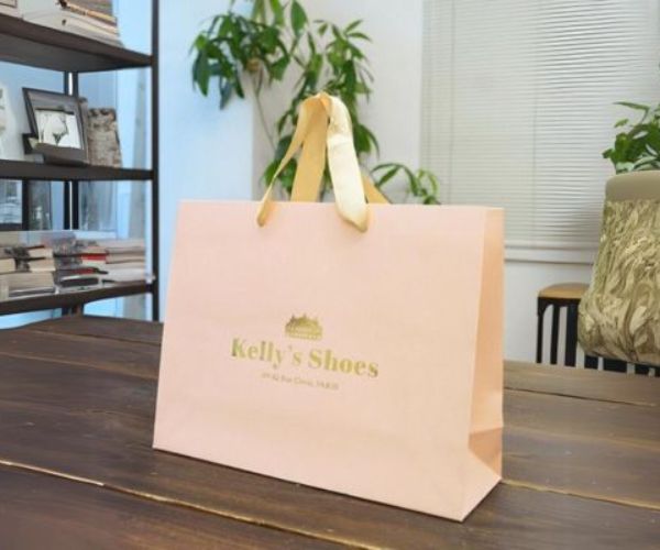 Mẫu túi giấy đựng giày màu hồng đầy bắt mắt