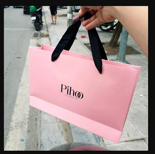 Mẫu thiết kế túi giấy mỹ phẩm hồng đen nữ tính