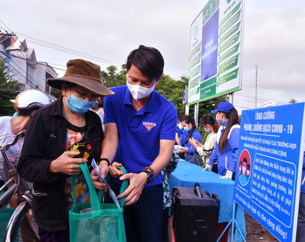Phát hành tờ rơi bảo vệ môi trường cho người dân