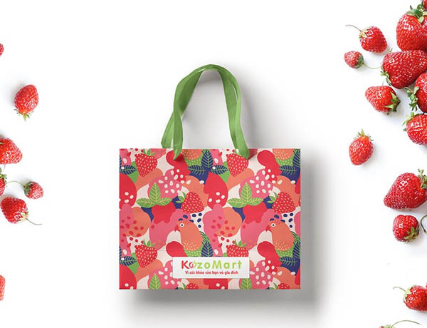 Túi giấy dùng đựng dâu tươi từ cửa hàng bán dâu