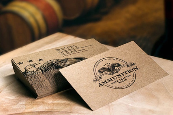 Name Card là một mảnh giấy hình chữ nhật nhỏ, thể hiện thông tin như: tên doanh nghiệp, logo, tên thương hiệu, địa chỉ