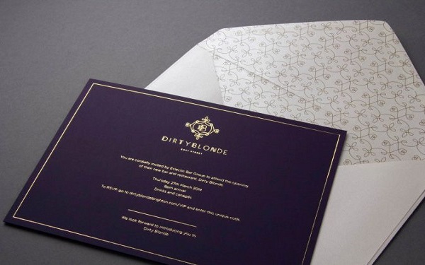 Thông tin trên thiệp nên đầy đủ và ngắn gọn