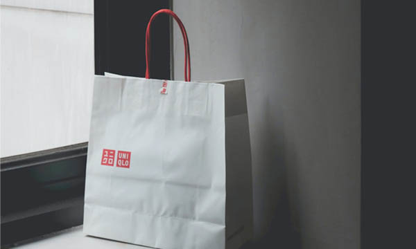 Mẫu túi trắng đựng quần áo có team dán từ giấy kraft của thương hiệu Uniqlo