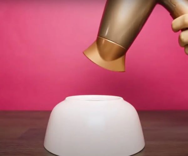 Sử dụng máy sấy là cách bóc tem dán nhanh chóng, hiệu quả