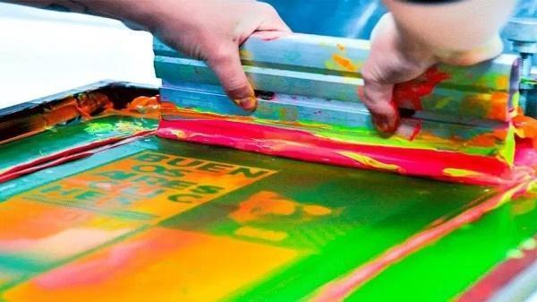 Thực hiện kỹ thuật in lưới người ta sử dụng một khung gỗ rồi căng một tấm lụa mỏng như khung thêu