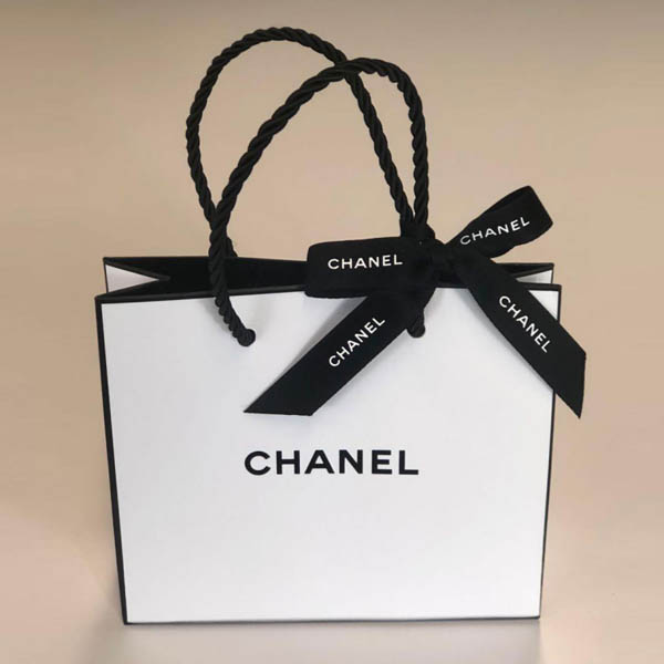 Túi giấy đựng mỹ phẩm với thương hiệu Chanel được in ở trung tâm