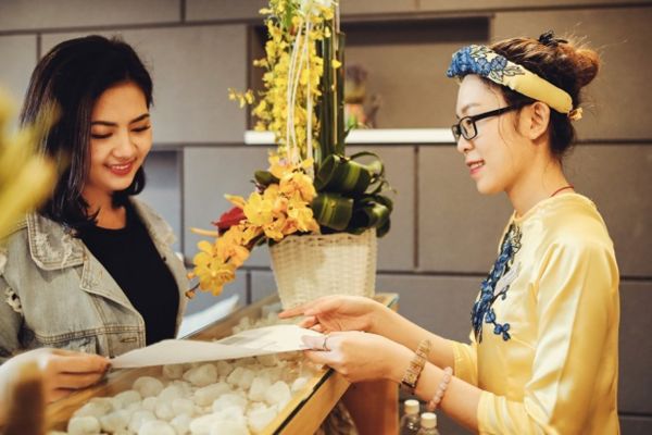 Khách hàng cảm thấy thú vị khi nhìn thấy menu độc lạ của doanh nghiệp